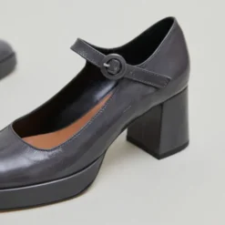 Babies à talons et brides uniques