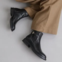 Boots basses à talons crantés