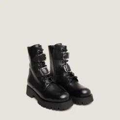 Boots à boucles métalliques