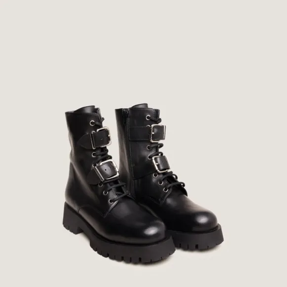 Boots à boucles métalliques