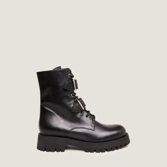 Boots à boucles métalliques