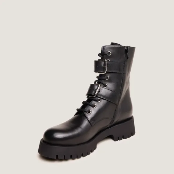 Boots à boucles métalliques
