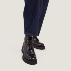 Boots à boucles métalliques
