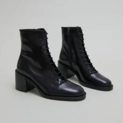 Boots à lacets et talons débordants