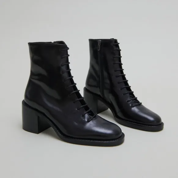 Boots à lacets et talons débordants