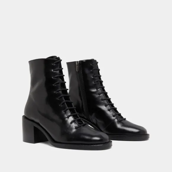 Boots à lacets et talons débordants