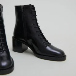 Boots à lacets et talons débordants