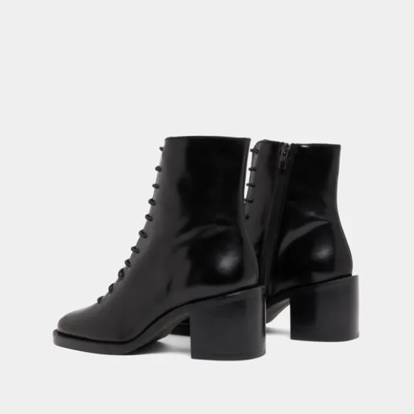 Boots à lacets et talons débordants