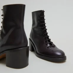 Boots à lacets et talons débordants