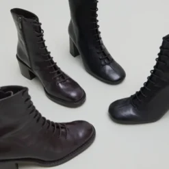 Boots à lacets et talons débordants