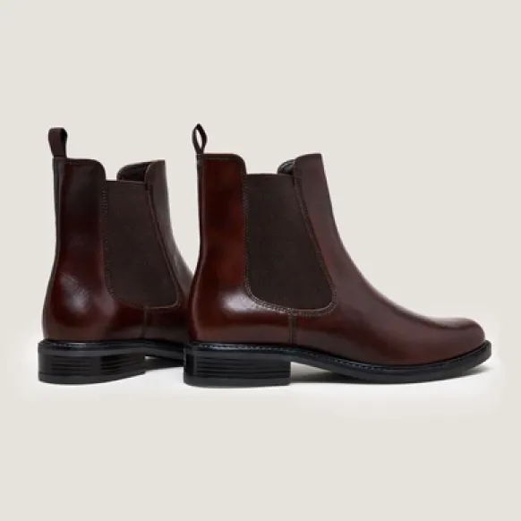 Boots à élastiques et bouts ronds.