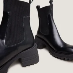 Boots à élastiques et semelles crantées....