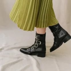Boots à sangles et bouts pointus