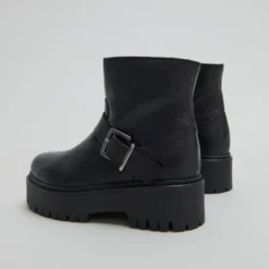 Boots à semelles crantées et boucles