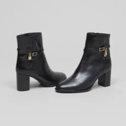 Boots à talons haut et charms dorés