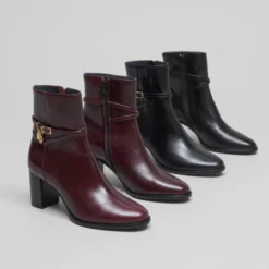 Boots à talons haut et charms dorés