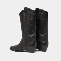 Bottes à bouts pointus et surpiqures apparentes
