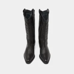 Bottes à bouts pointus et surpiqures apparentes
