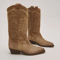 Bottes à bouts pointus et surpiqures apparentes
