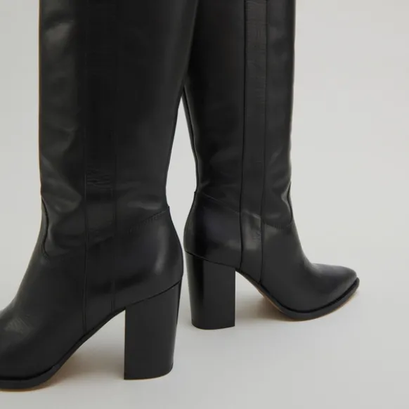 Bottes à hauts talons et bouts pointus