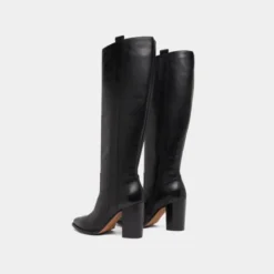 Bottes à hauts talons et bouts pointus