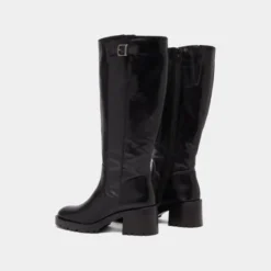Bottes à semelles crantées