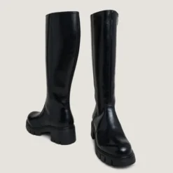 Bottes à semelles crantées