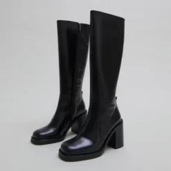 Bottes à talons débordants
