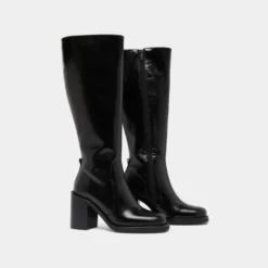Bottes à talons débordants