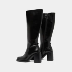Bottes à talons débordants
