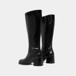 Bottes à talons et bouts arrondis