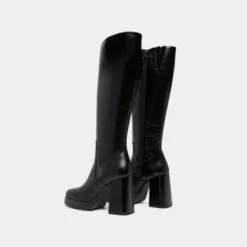 Bottes à talons et bouts carrés