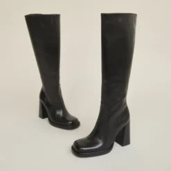 Bottes à talons et bouts carrés
