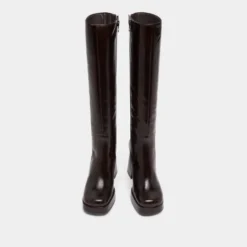 Bottes à talons et bouts carrés