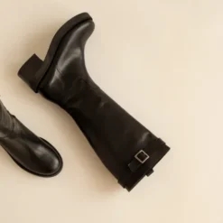 Bottes à talons et détails argentés