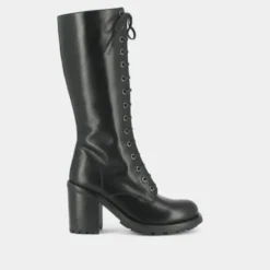 Bottes à talons et laçages