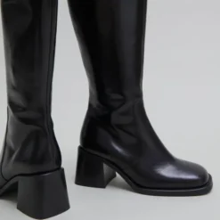 Bottes à talons épais et bouts carrés