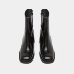 Bottines à bouts carrés et coutures apparentes