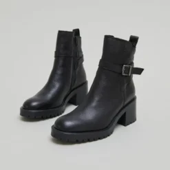 Bottines à bouts ronds et boucles