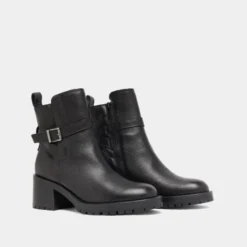 Bottines à bouts ronds et boucles
