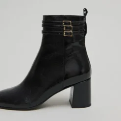 Bottines détaillées de boucles