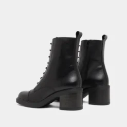 Bottines à lacets et élastiques arrières...