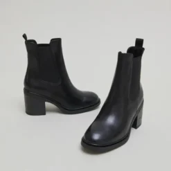 Bottines à élastiques et bouts arrondis....