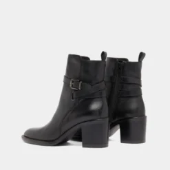 Bottines à talons et boucles