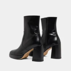 Bottines à talons et bouts carrés