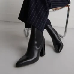Bottines à talons et bouts pointus