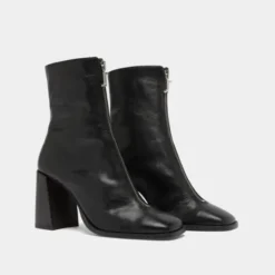 Bottines à talons et fermetures éclairs ...