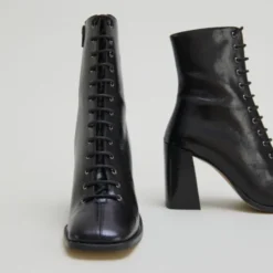 Bottines à talons lacées