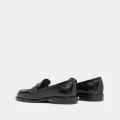 Mocassins à bouts ronds et monogrammes