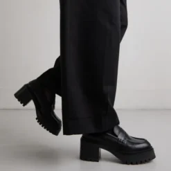 Mocassins à talons et semelles crantées....